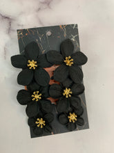 Load image into Gallery viewer, &quot;Daisy&quot; Flower Earrings
