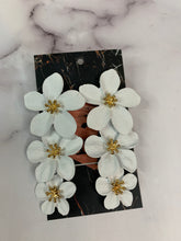 Load image into Gallery viewer, &quot;Daisy&quot; Flower Earrings
