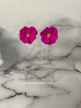 Load image into Gallery viewer, &quot;Sunni&quot; Flower Stud Earrings
